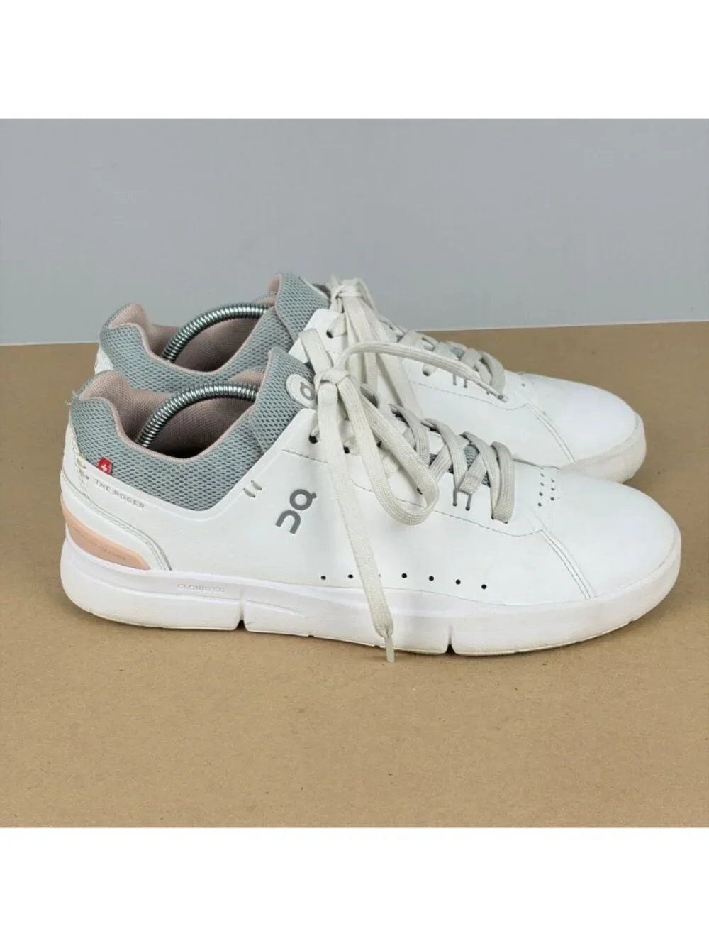 On Running The Roger Advantage Leather Tennis Shoes Womens 9 White Athletic